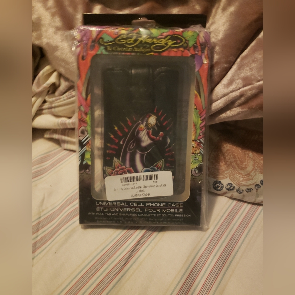 Ed Hardy Cell Phone case - Picture 3 of 3